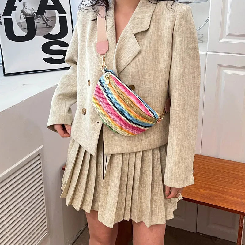 Bohemian style straw women's shoulder bag with shell shape and single strap in pink or blue colour