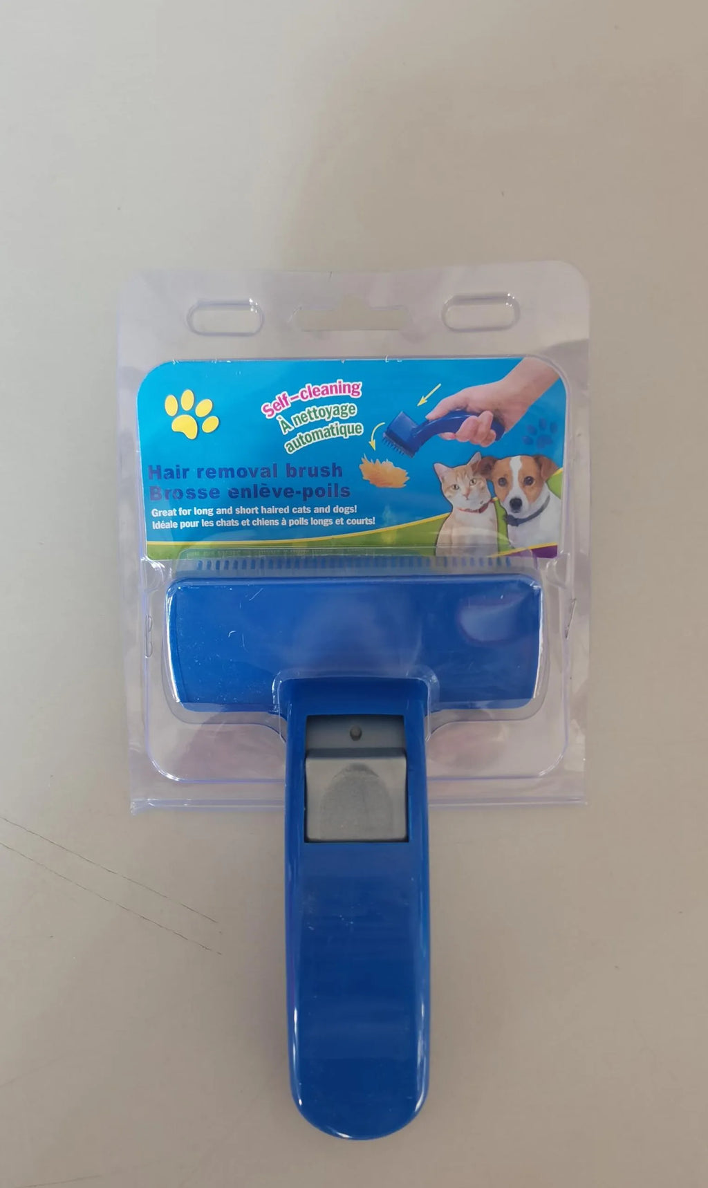 Self-cleaning pet brush comb with durable plastic body, comfortable handle, and 16 x 10 cm size for dogs and cats