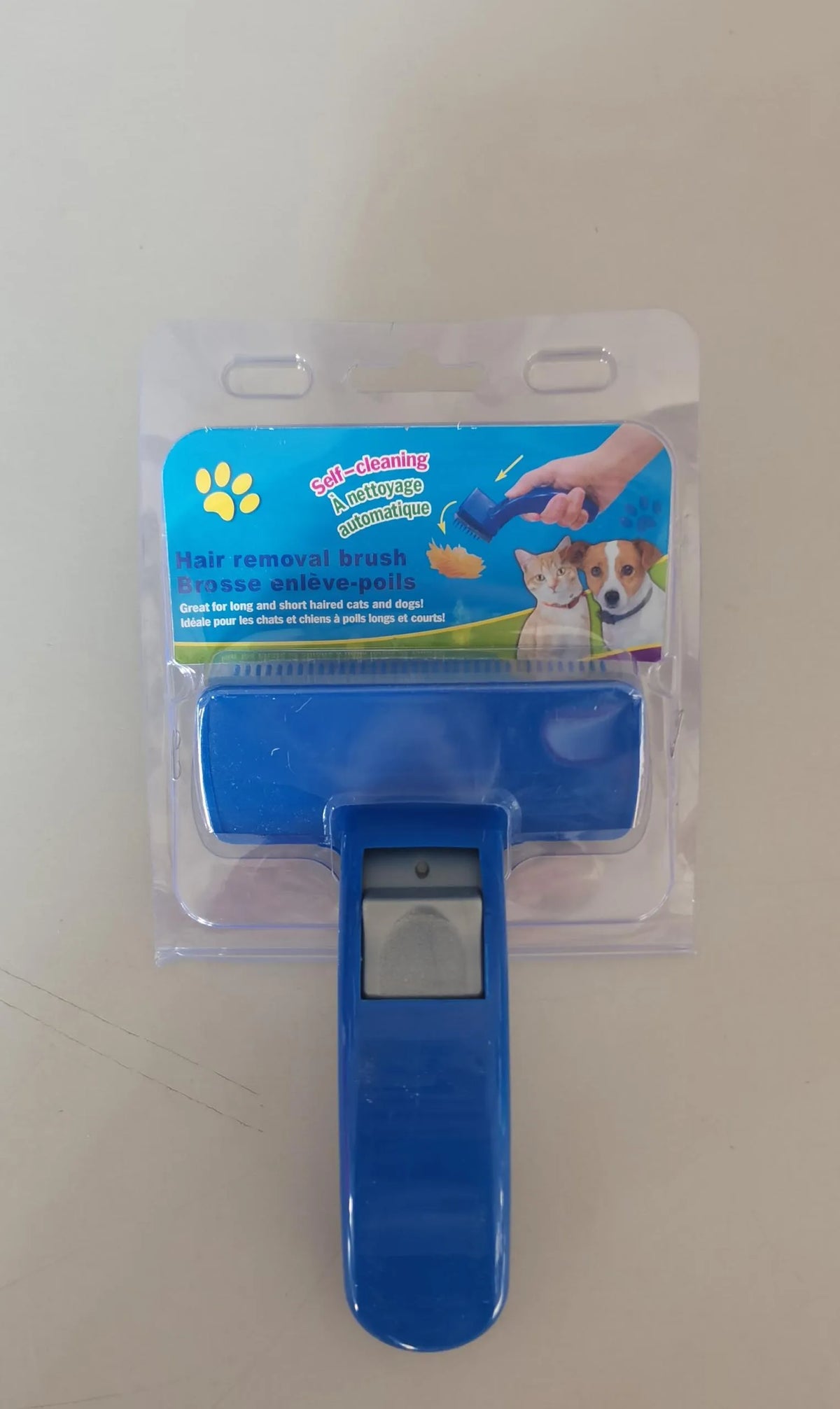 Self-cleaning pet brush comb with durable plastic body, comfortable handle, and 16 x 10 cm size for dogs and cats
