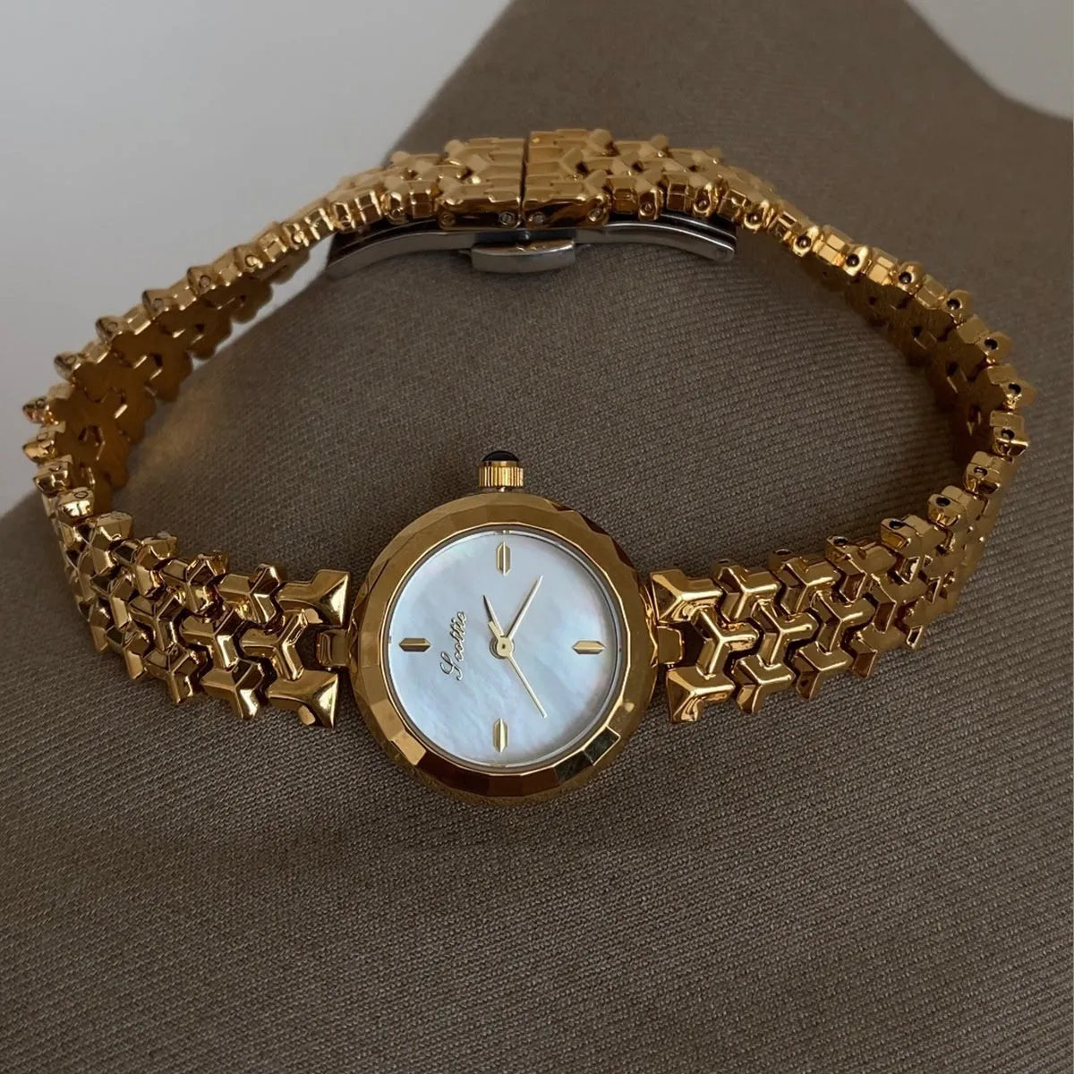 Women's fashion alloy watch ASG33 with white shell dial and gold strap, 8mm thickness