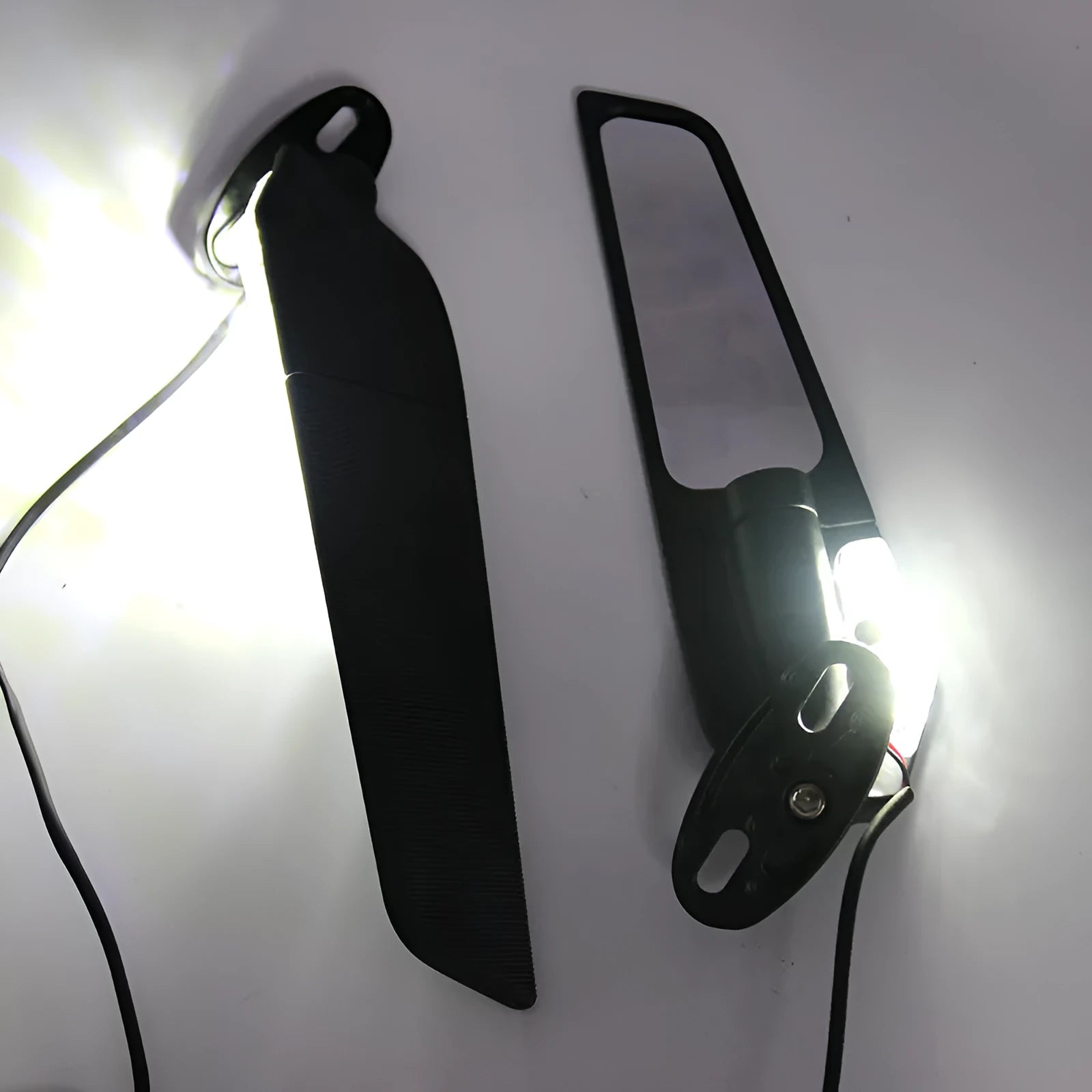 Spoiler-shaped aluminium motorcycle rearview mirror with convex glass lens and yellow running light, model SH-620-5.