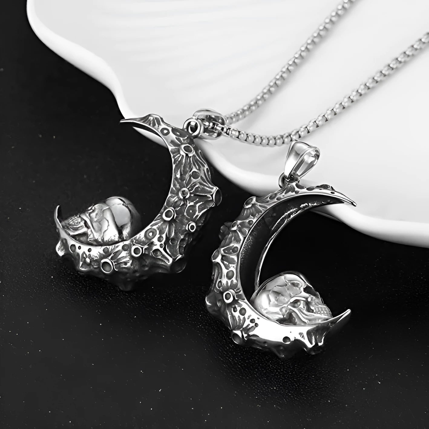 Men's silver stainless steel necklace with alloy skull pendant on chain