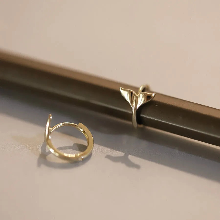 Sterling silver fishtail hoop earrings in gold and white gold finishes, 8mm inner diameter.