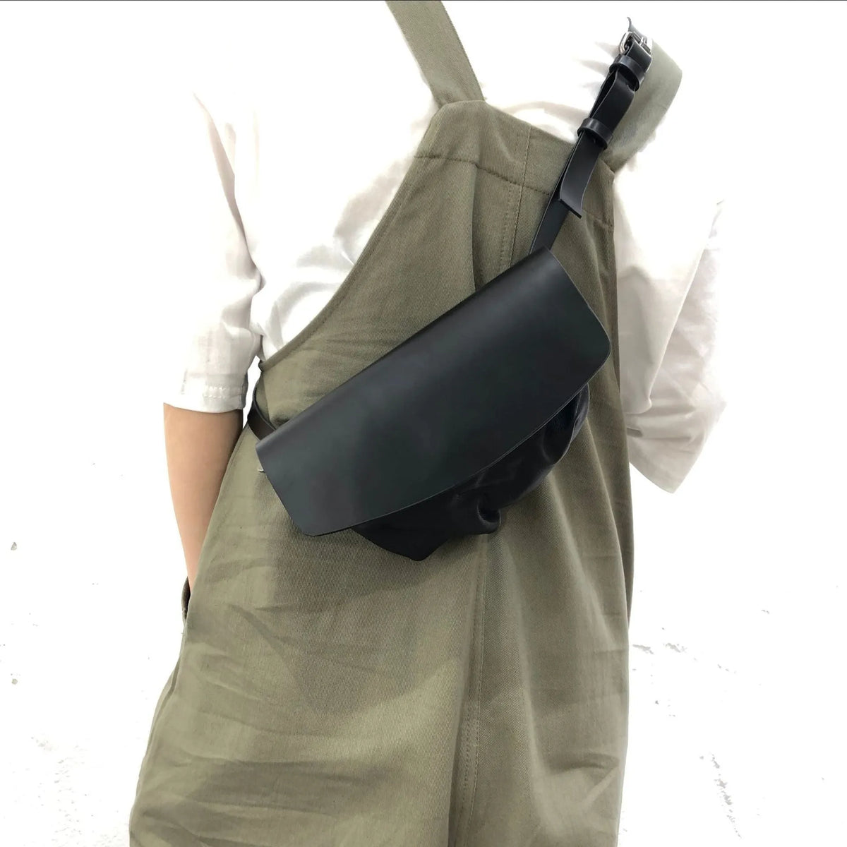 Genuine cowhide leather single-shoulder bag for women black handmade 14cm width 21.5cm length