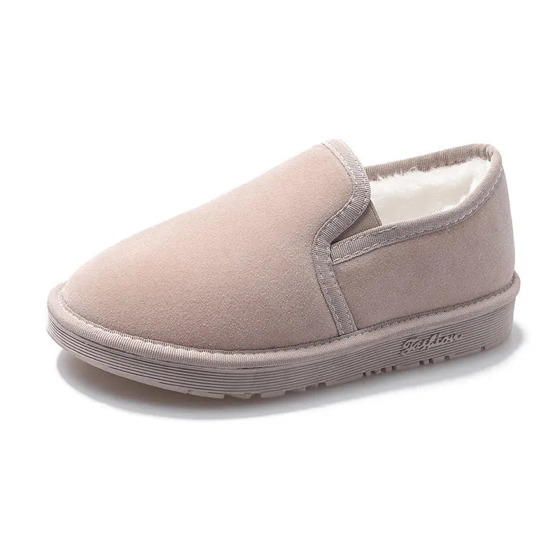 Flat low-top snow boots in various colours with a fleece lining and rubber sole.