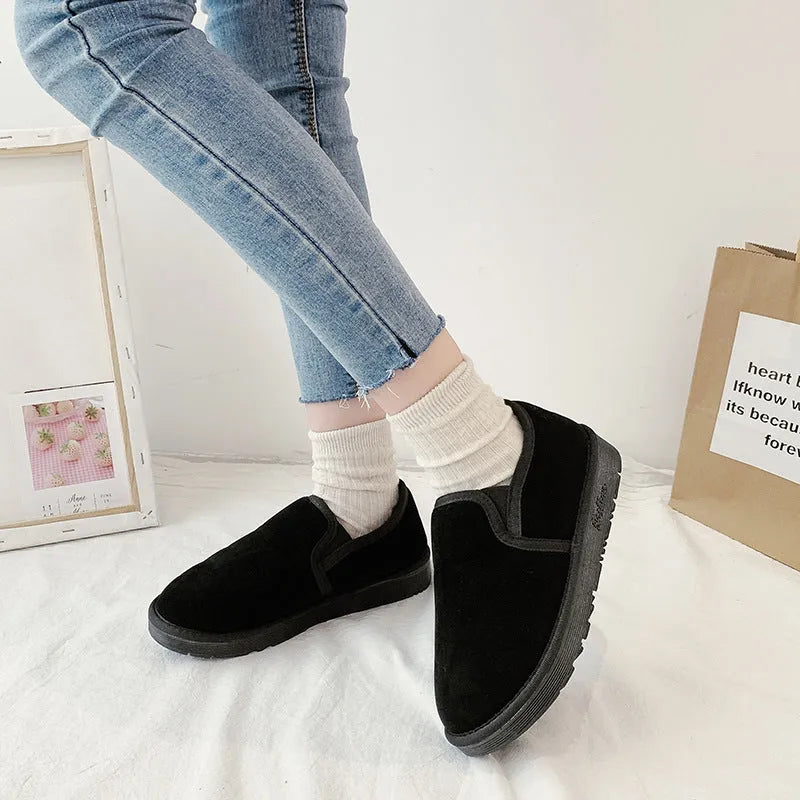 Flat low-top snow boots in various colours with a fleece lining and rubber sole.