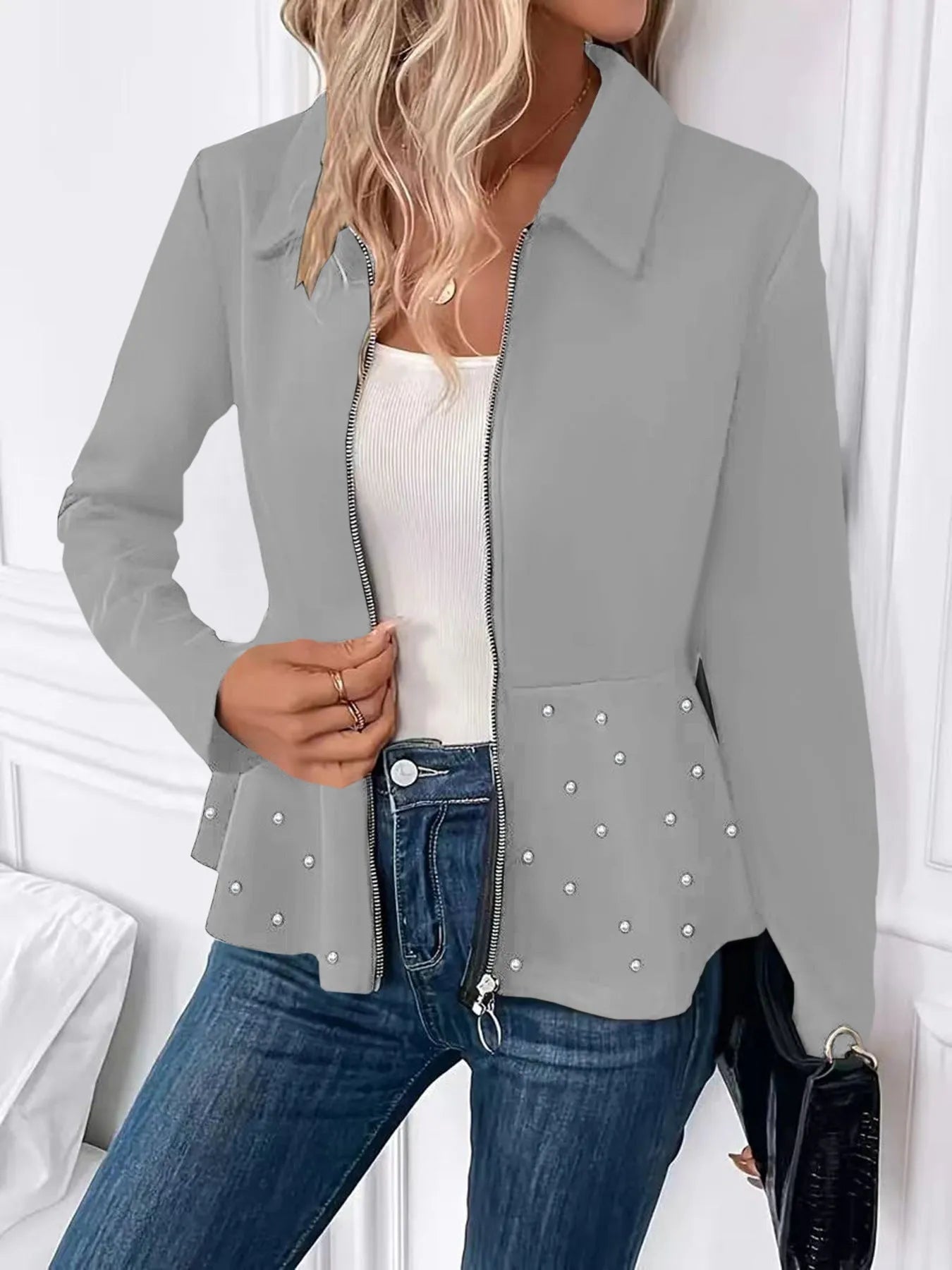 Women's solid-colour beaded coat with a ruffled hem and heavy-duty zipper in a loose fit.