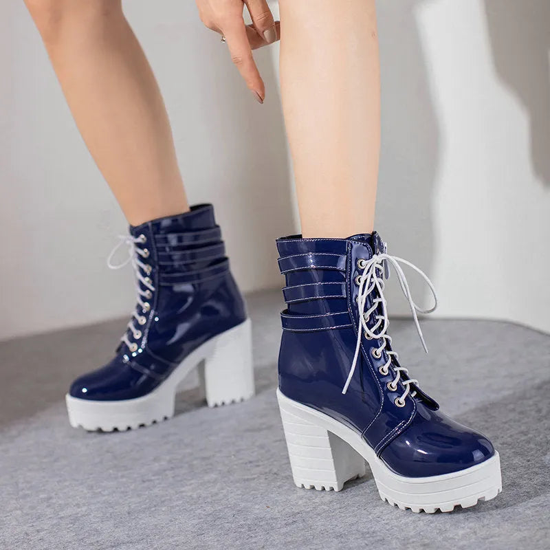 Women's thick-heeled ankle boots in black with lace-up front and round toe design