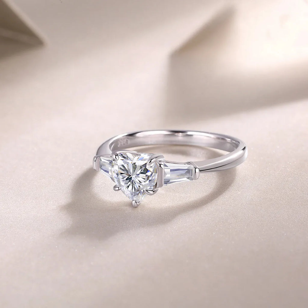 Heart-shaped moissanite wedding ring set in S925 silver with platinum plating, ring sizes 5-9, gift box