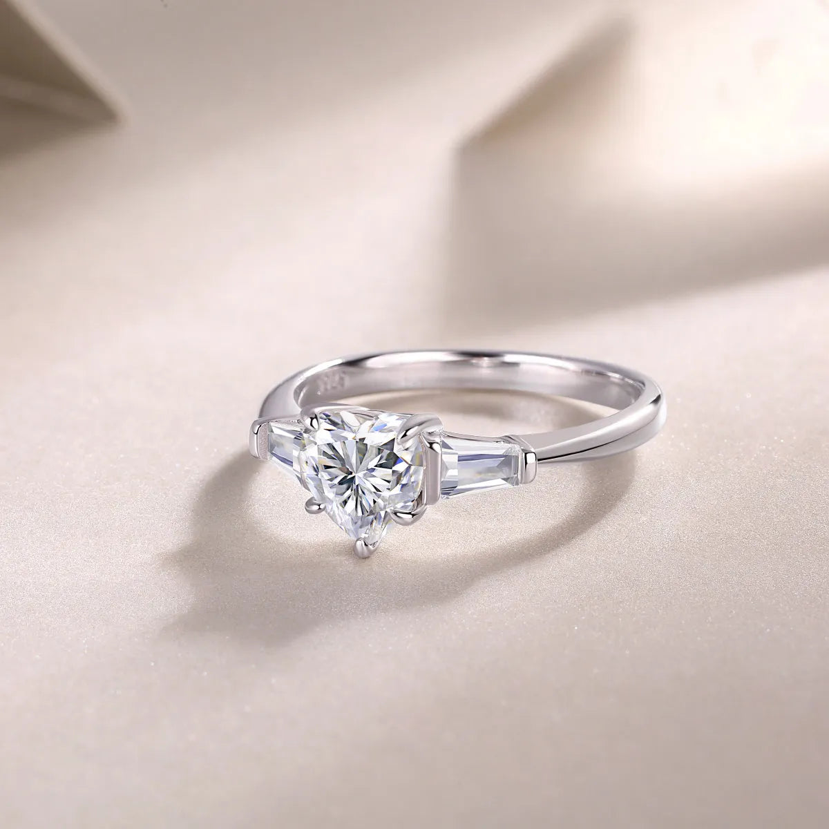 Heart-shaped moissanite wedding ring set in S925 silver with platinum plating, ring sizes 5-9, gift box