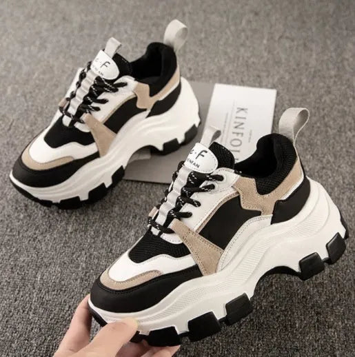 Running casual shoe in black or white, sizes 35 to 40, everyday trainer for walking and light jogging