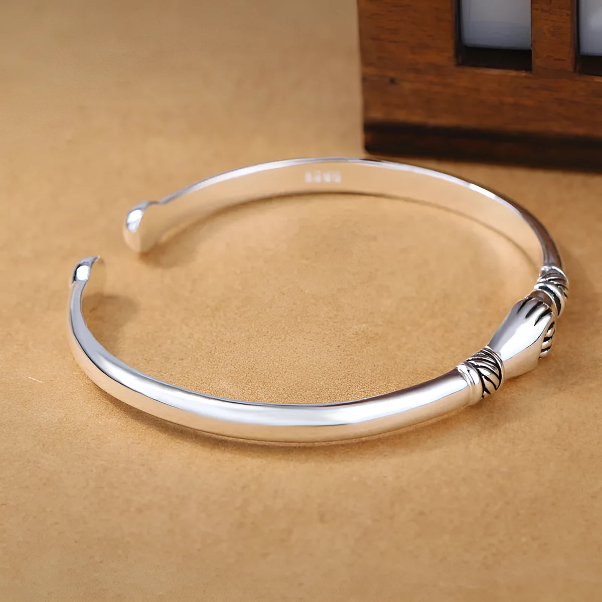 Retro copper bracelet for women with handshake design in retro silver finish