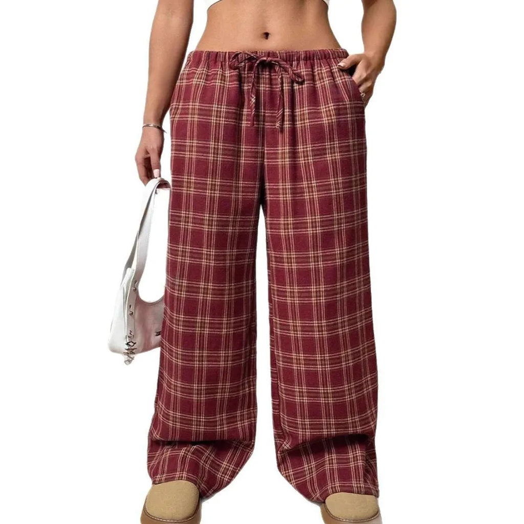 Women's loose plaid trousers with drawstring waist and front pockets in red or blue colours