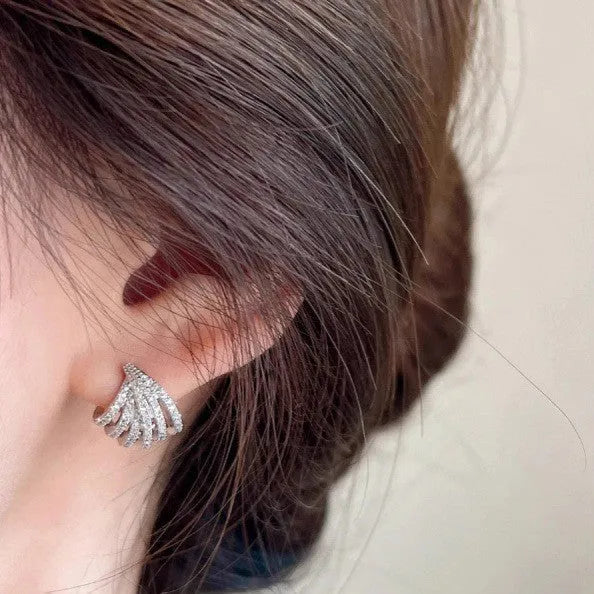 Women's geometric line design earrings in platinum colour with zircon material
