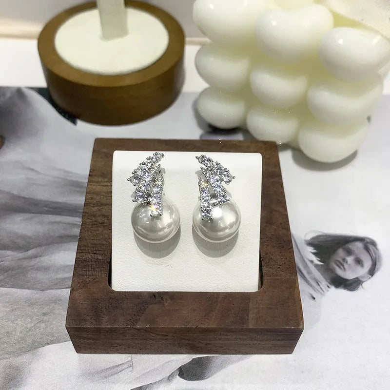Curved zircon pearl earrings in gold tone and silver tone with cat eye stone or white pearl detail