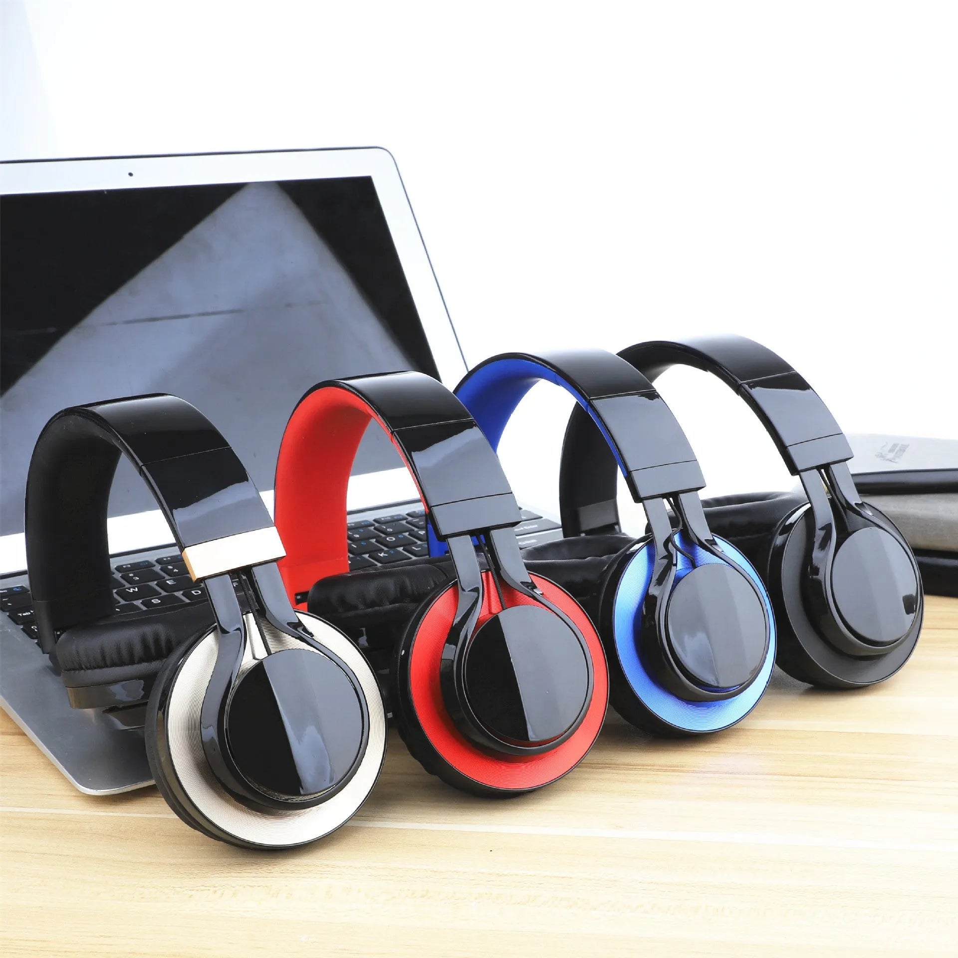 Wired over-ear headphones with microphone for karaoke and mobile phone use
