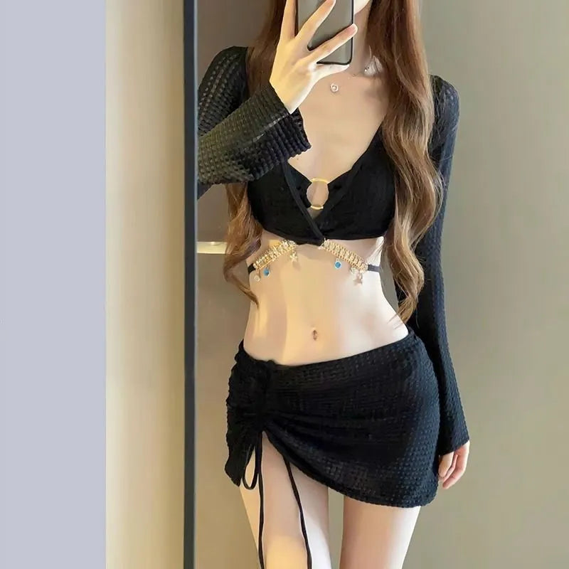 Women's long sleeve split bikini swimsuit in black polyester for swimming and wading