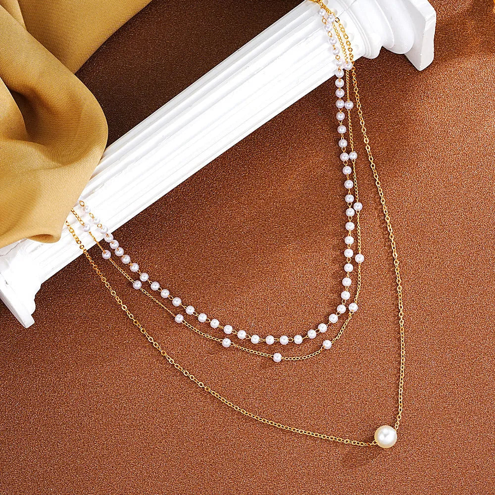 Three-layer pearl chain necklace with imitation pearl leaf, U-shaped and geometric pendants in gold and white K