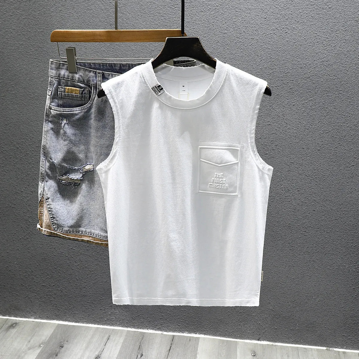 Cotton sleeveless fitness t-shirt in loose fit with straight hem design
