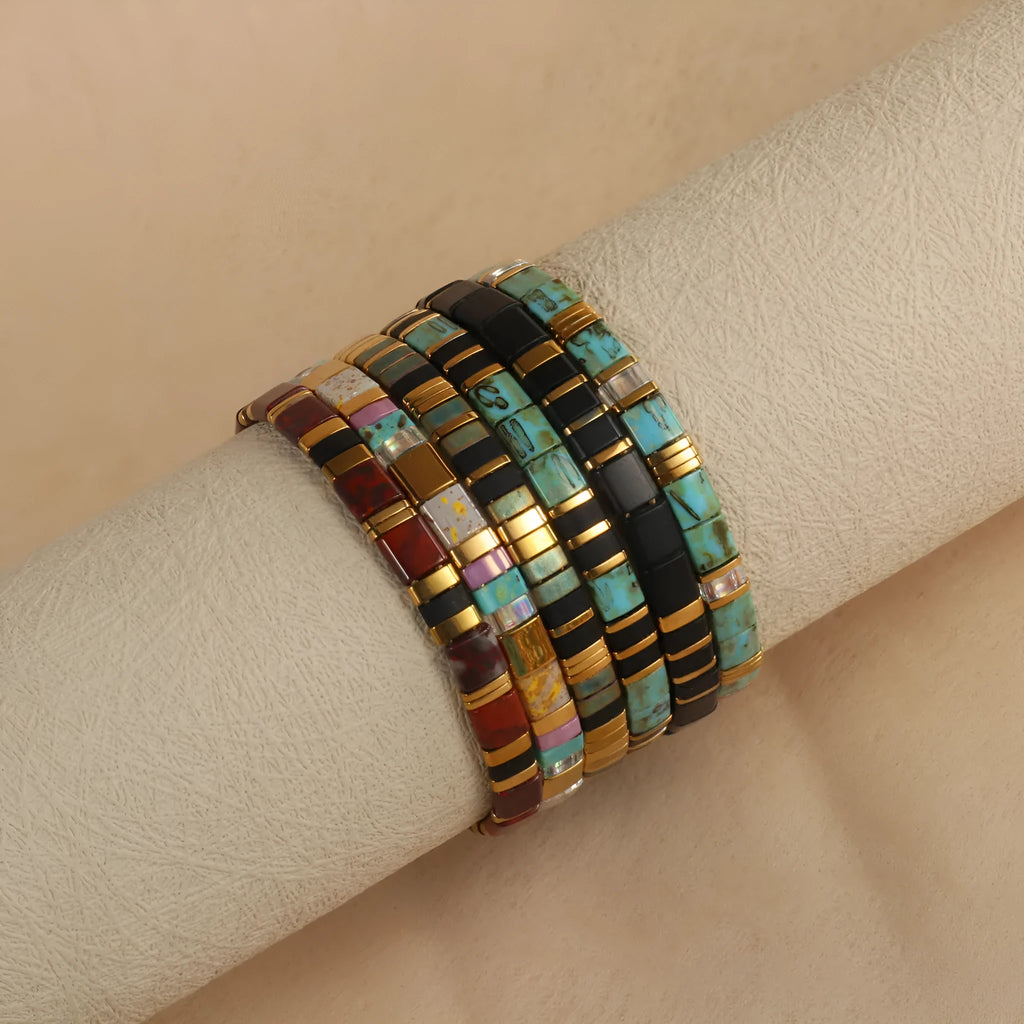 Geometric pull bead bracelet in glass and coloured glaze with round elements