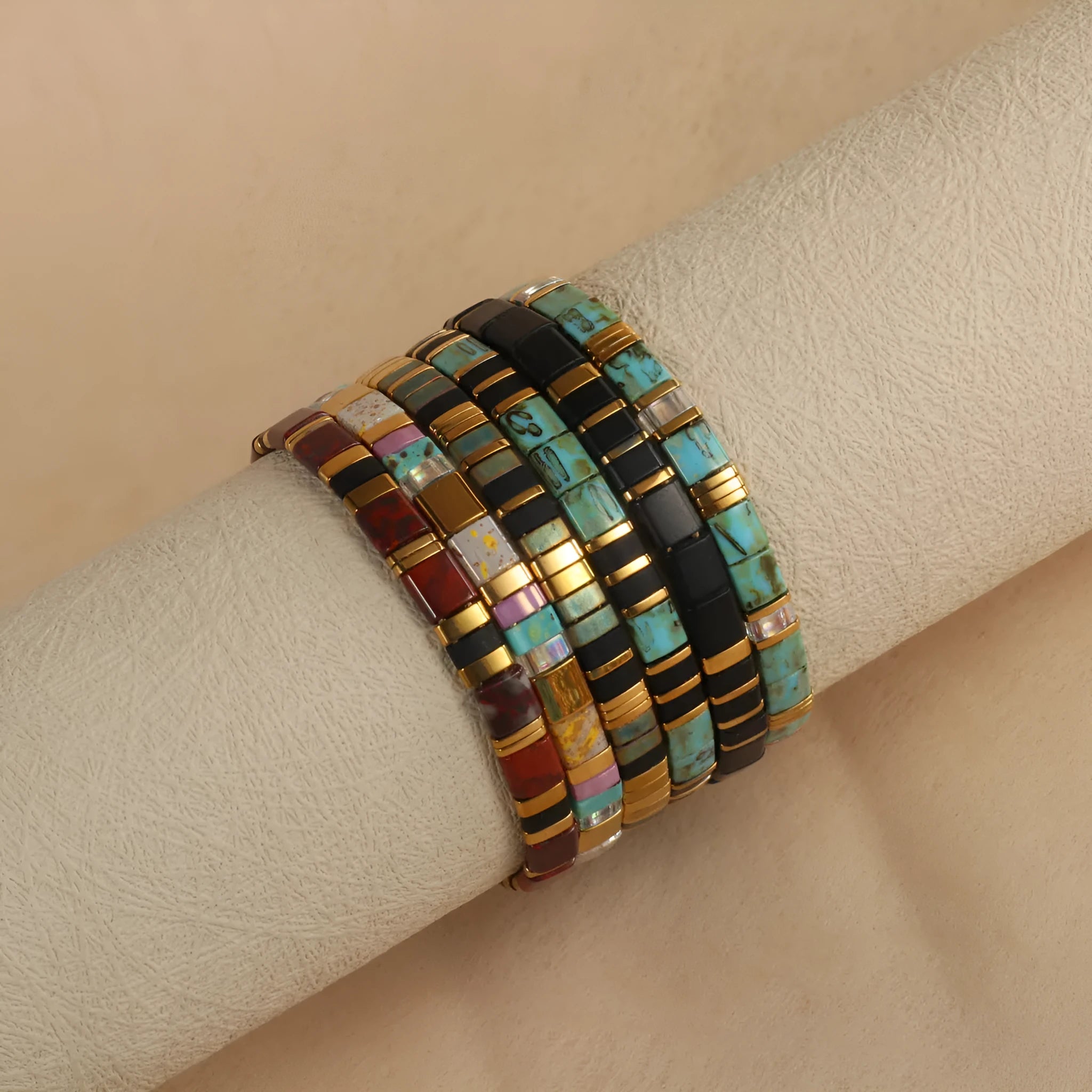 Geometric pull bead bracelet in glass and coloured glaze with round elements