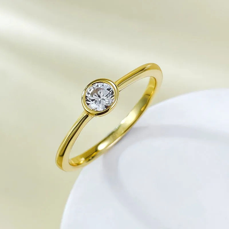 Minimalist silver crown-shaped ring with linear details in gold or platinum finish.
