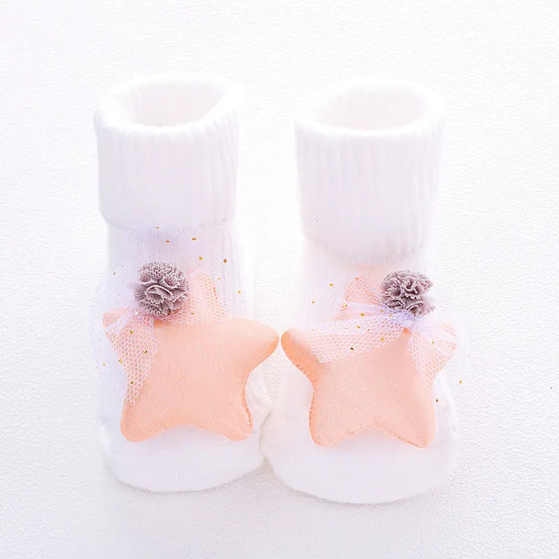 Baby socks in cotton with breathable sweat-absorbing features, available in multiple colours and XS S M sizes for infants