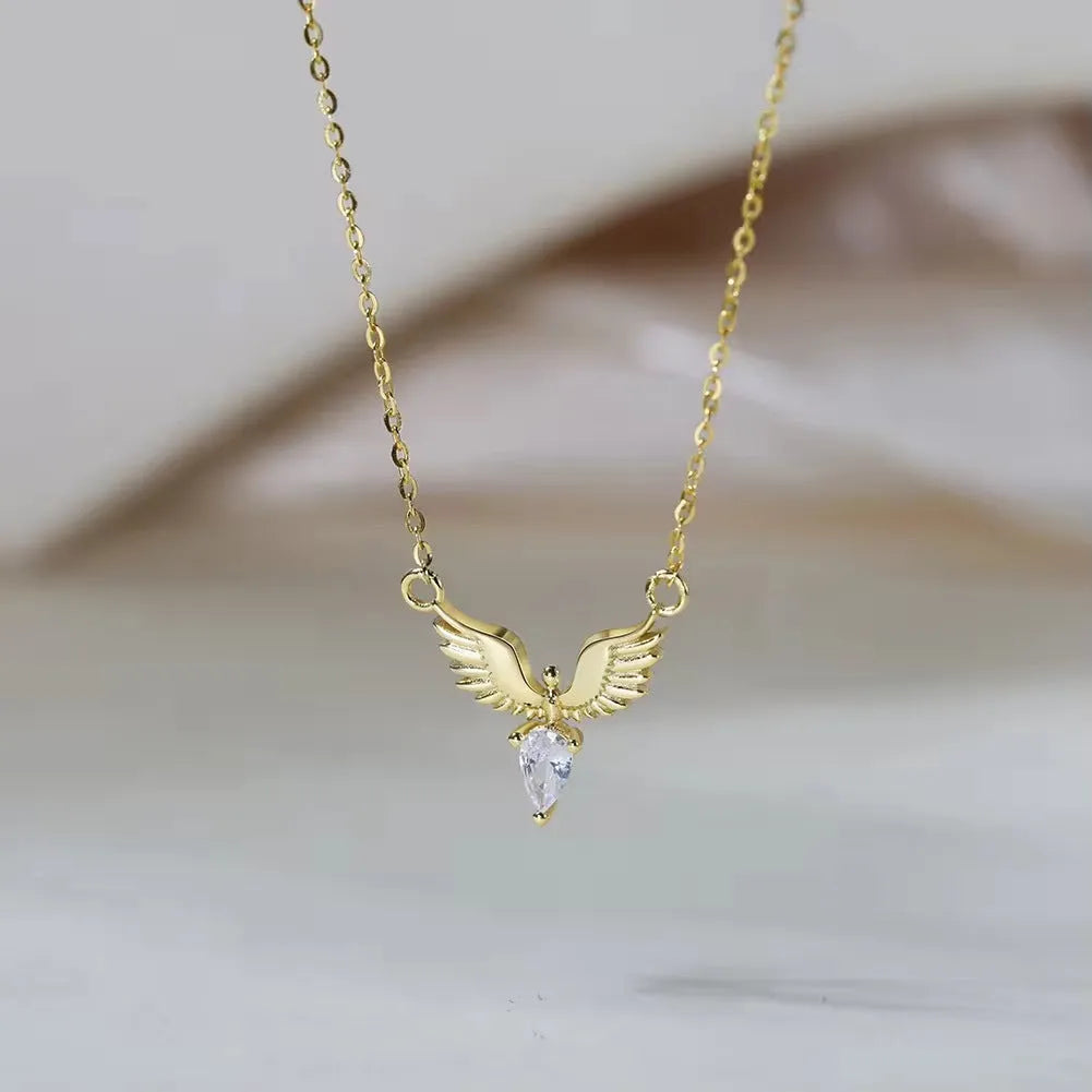 Close-up of a 925 silver eagle pendant necklace on an adjustable O-ring chain, showing white gold and yellow gold colour options.