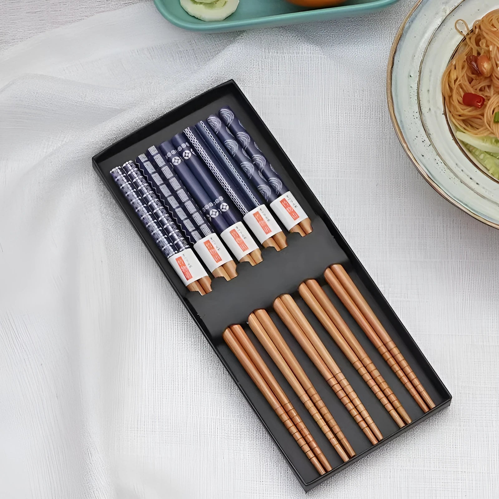 Bamboo chopsticks set with Japanese lucky cat and chi ya blue cartoon patterns, 5 pairs in packaging.