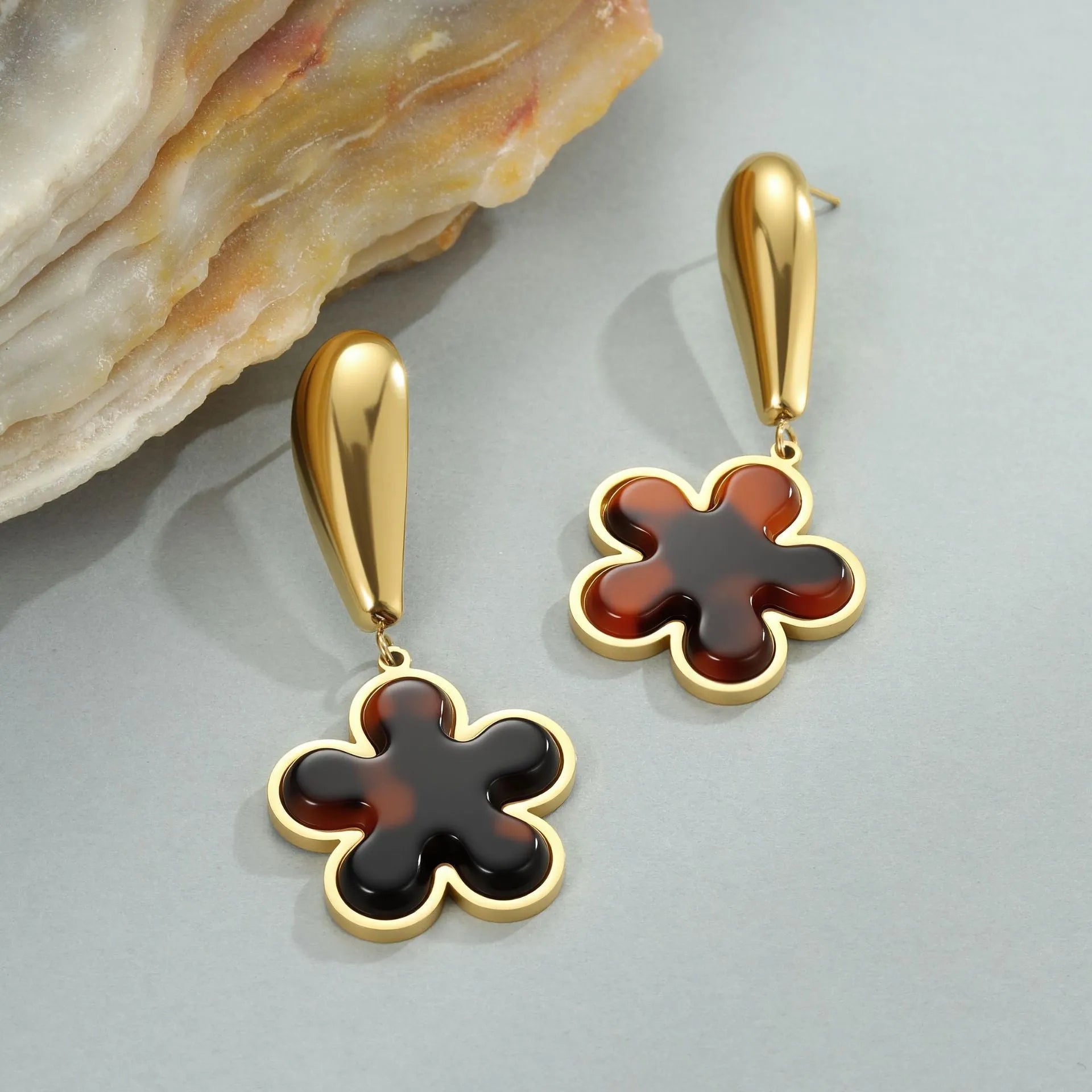 Stainless steel earrings with tortoiseshell colour and 18K gold plating in heart or flower designs