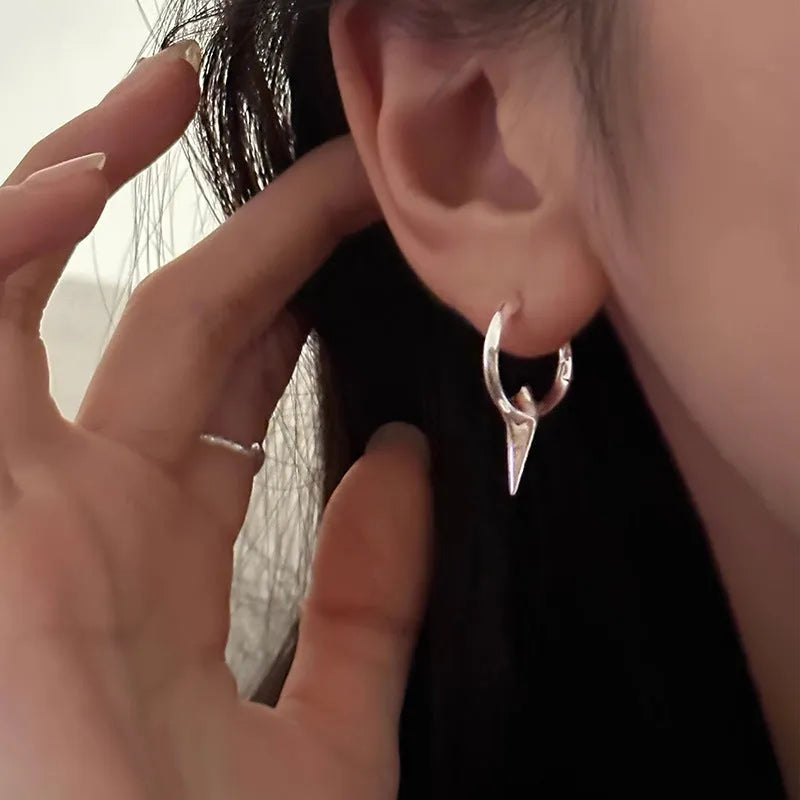 Geometric star ear clip for women in platinum colour with copper construction and electroplated finish