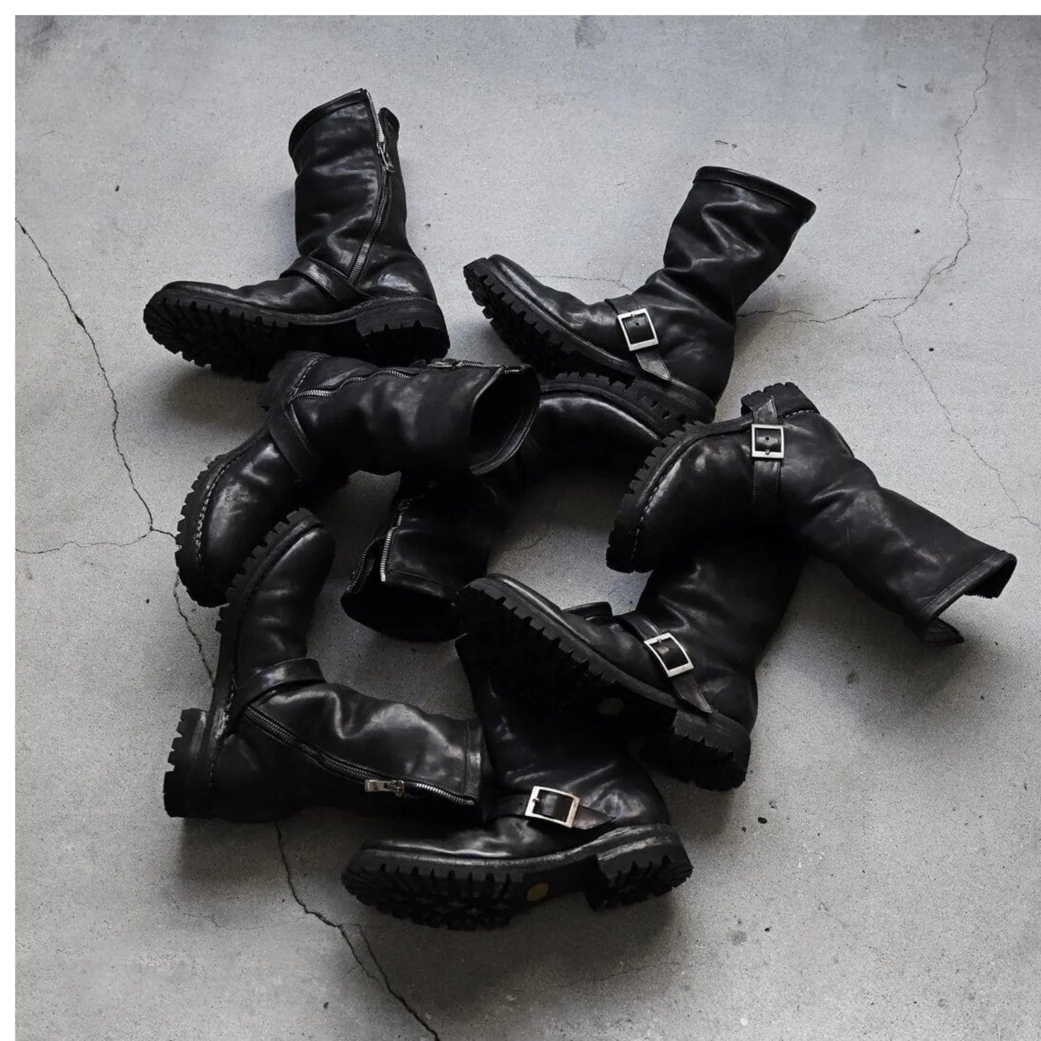 Men's dark retro Martin boots with side zip closure and round toe in black colour