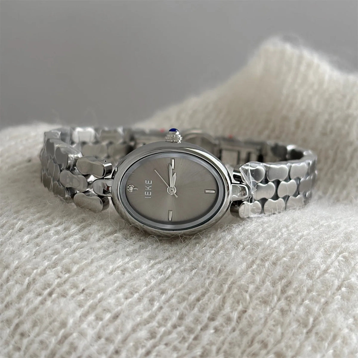 Oval women's casual watch with gold strap and white dial, metal case, quartz movement
