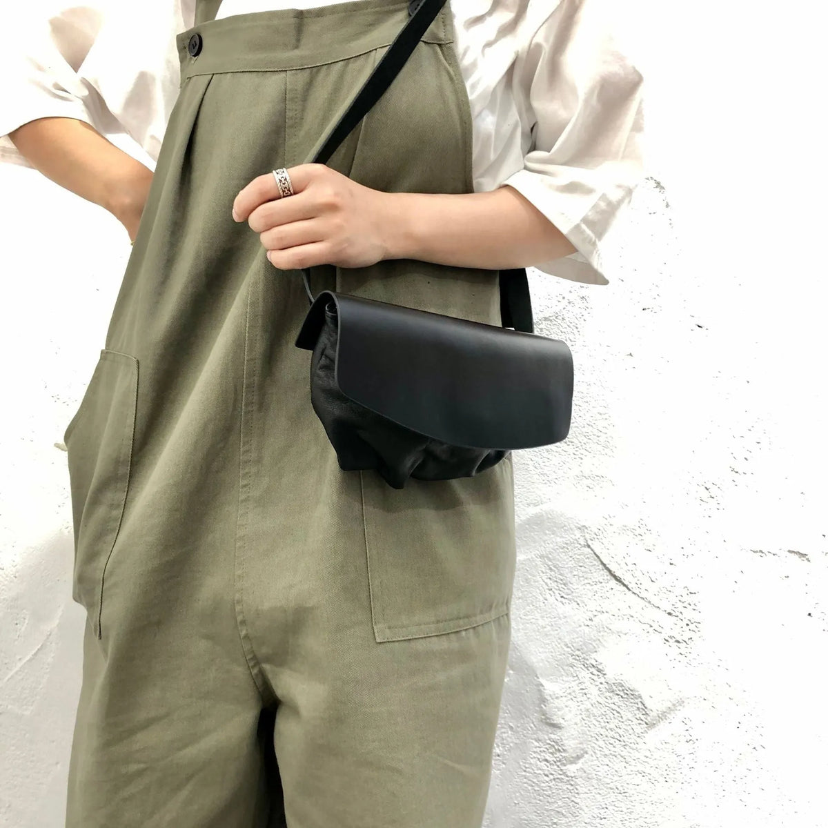 Genuine cowhide leather single-shoulder bag for women black handmade 14cm width 21.5cm length