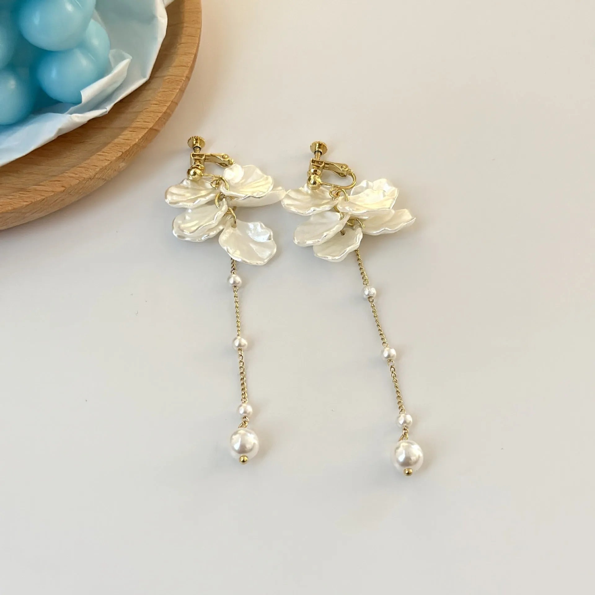 Women's acrylic shell pearl tassel earrings with 8.8cm length and four clip style options