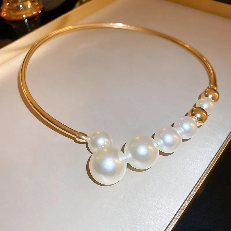 Gold tone women's choker with geometric shape, inlaid imitation pearl, and copper collarbone chain, 30cm and below