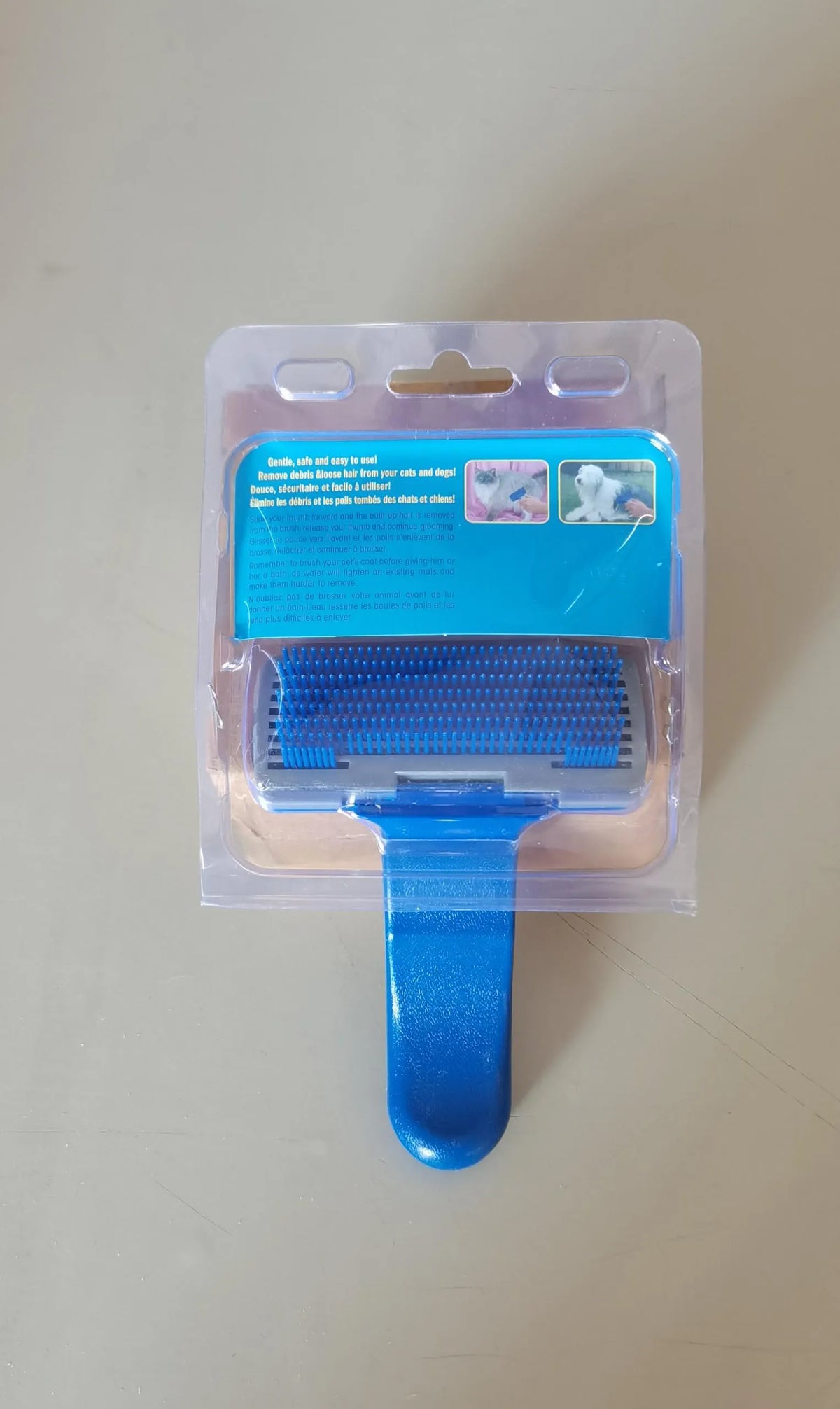 Self-cleaning pet brush comb with durable plastic body, comfortable handle, and 16 x 10 cm size for dogs and cats