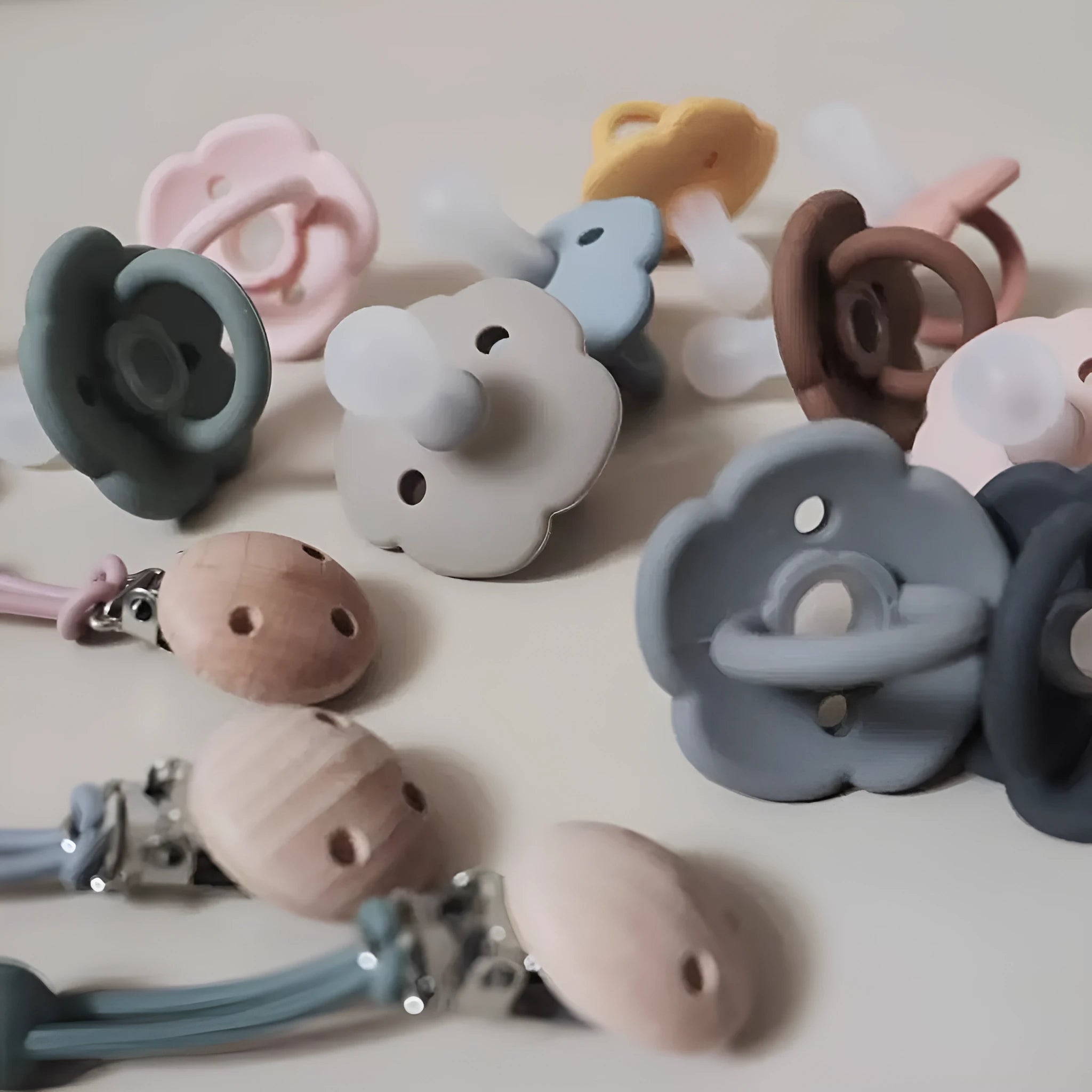 Baby pacifier with lace nipple in edible silicone, 6.5x5x5cm, for 0-6 months, apricot colour