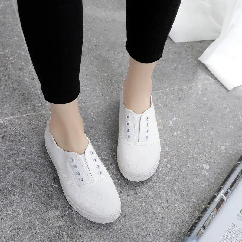 Low-top canvas casual shoes with cloth lining and plastic sole in multiple colour options