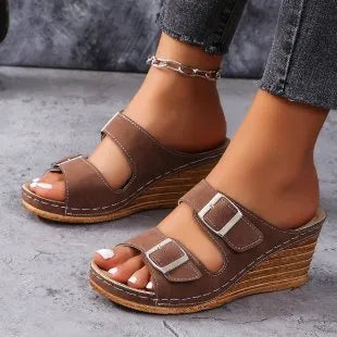 Women's wedge beach slippers with buckle detail in creamy-white colour with rubber sole