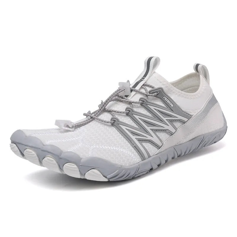 Indoor fitness sneakers in various colours with rubber sole and mesh upper for men and women training