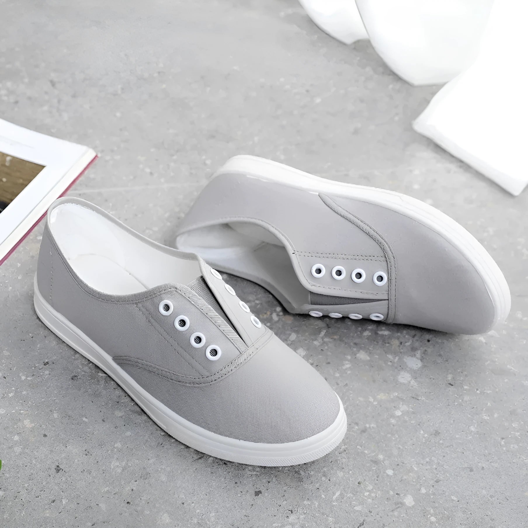 Low-top canvas casual shoes with cloth lining and plastic sole in multiple colour options