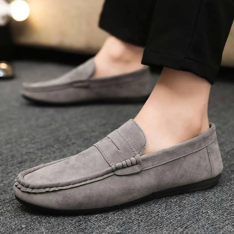 Men's black Gommino Korean fashion slip-on loafers with round toe and grape particle sole detail
