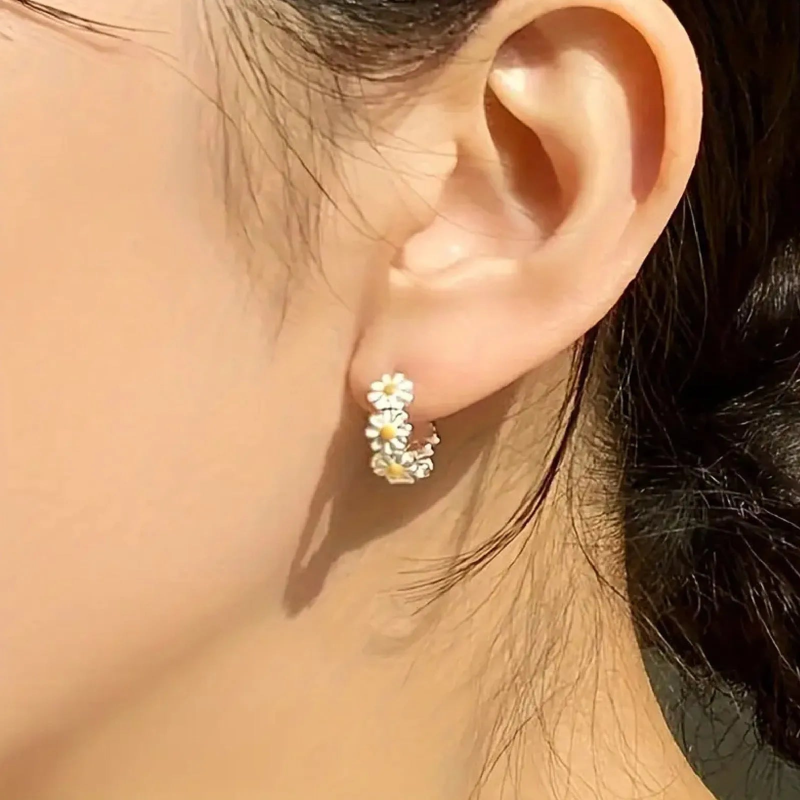 White daisy flower fashion earrings with platinum gem setting on copper construction