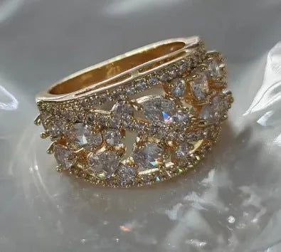 Women's round hollow fashion ring with gem centrepiece in gold or platinum plating