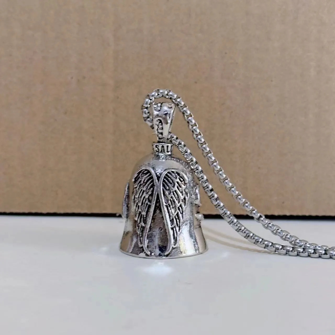 Angel white wings vintage feather design alloy necklace and keychain set with electroplated finish