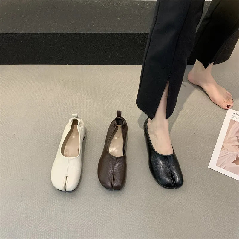 Women's black chunky heel pumps with a round toe and unique split toe peas design.