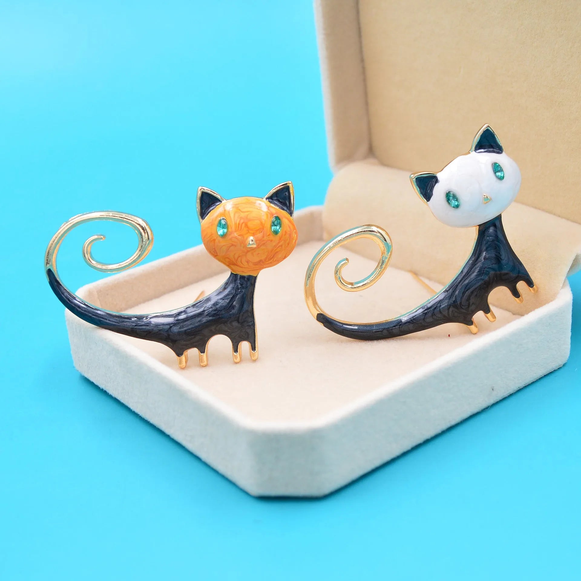 Women's alloy cat brooch with painted tail-up kitty design in orange or white colour