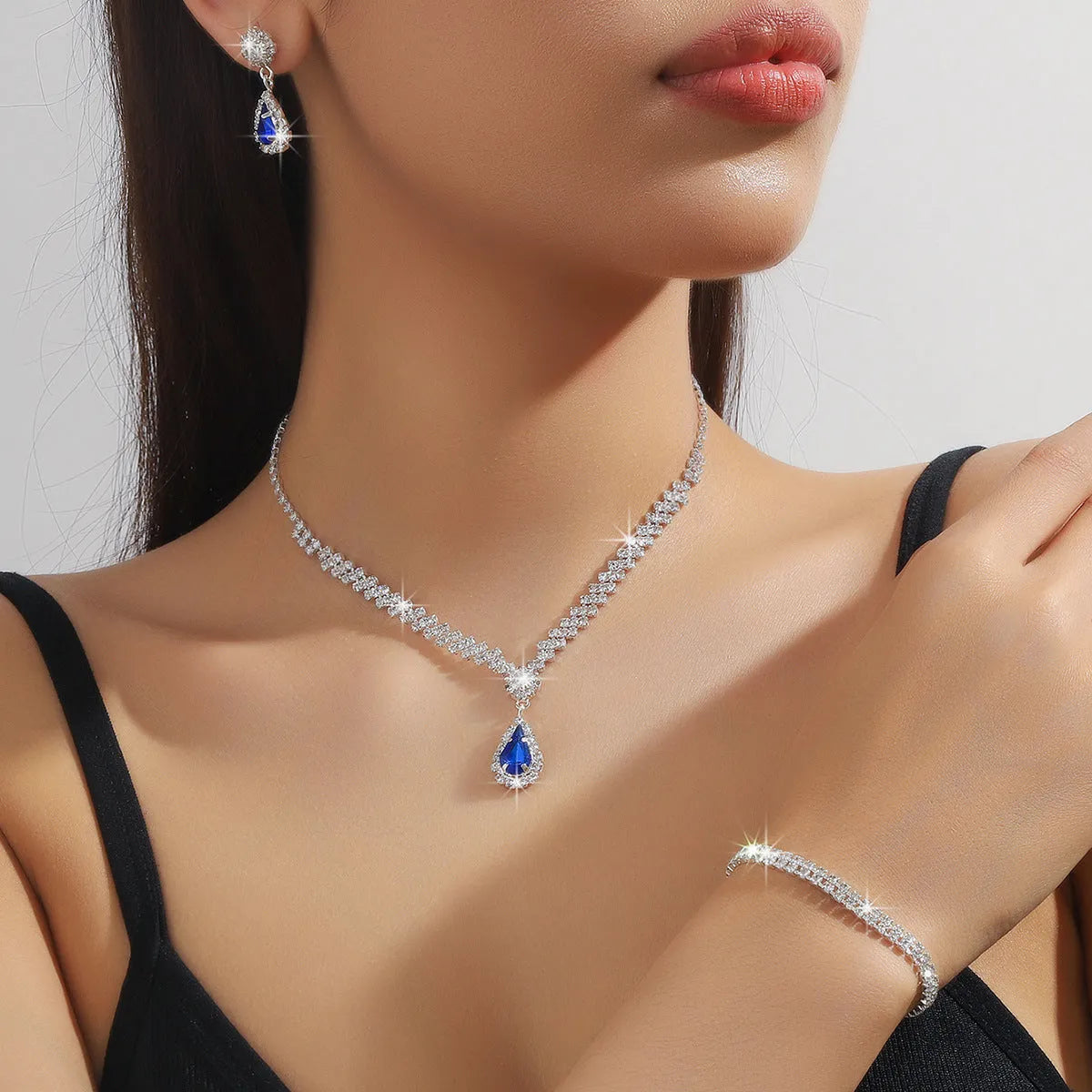 Women's claw chain necklace and earrings set with drop-shaped rhinestone pendants