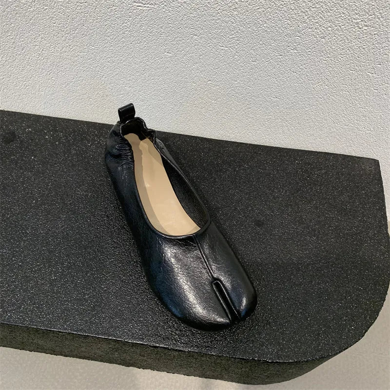 Women's black chunky heel pumps with a round toe and unique split toe peas design.